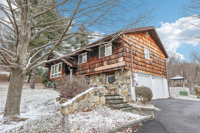 view of front facade featuring a garage