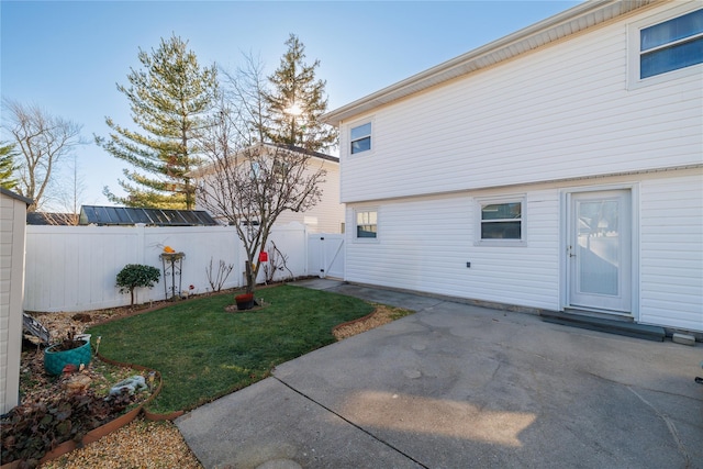 view of yard featuring a patio area