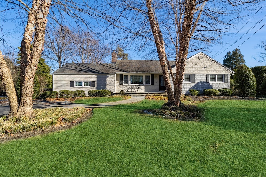 ranch-style house featuring a front lawn