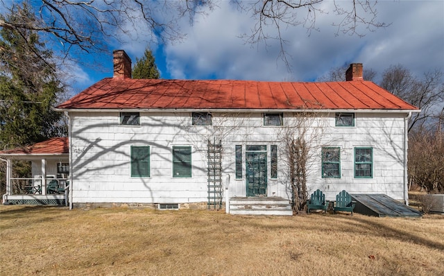 view of front of home with a front lawn