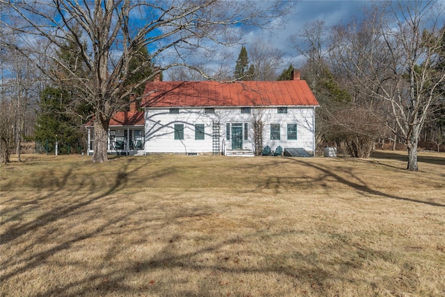 view of front of property with a front yard