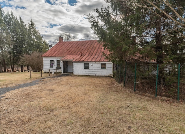 view of front of home featuring a front yard