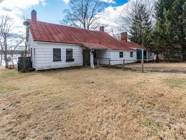 view of front of property featuring a front lawn