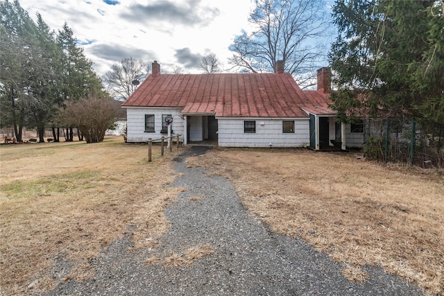 view of front of house featuring a front yard