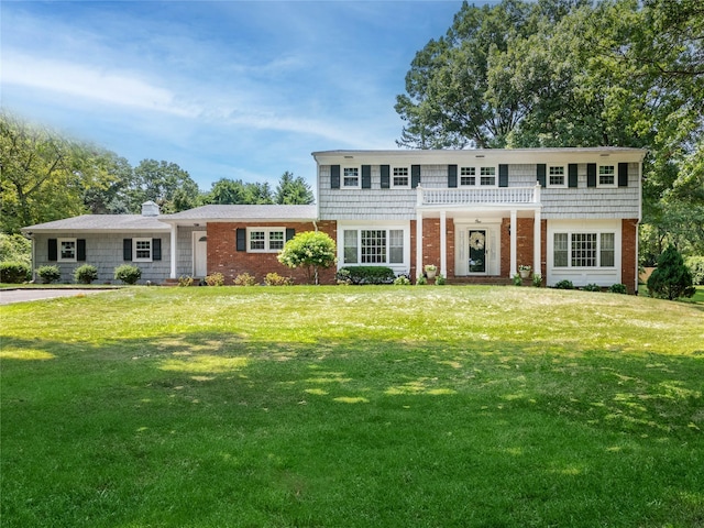 view of front of property featuring a front lawn