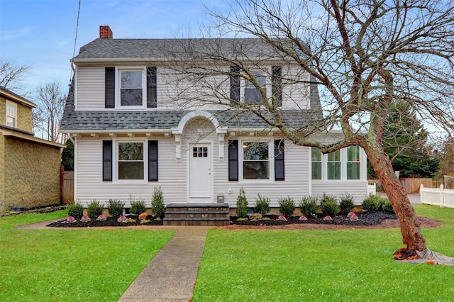 view of front of property featuring a front yard