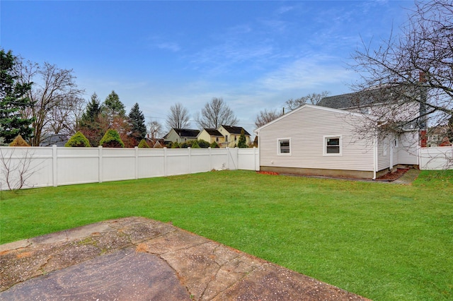 view of yard featuring a patio area