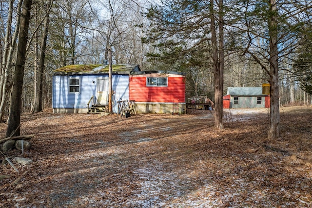 view of front of house featuring a storage shed