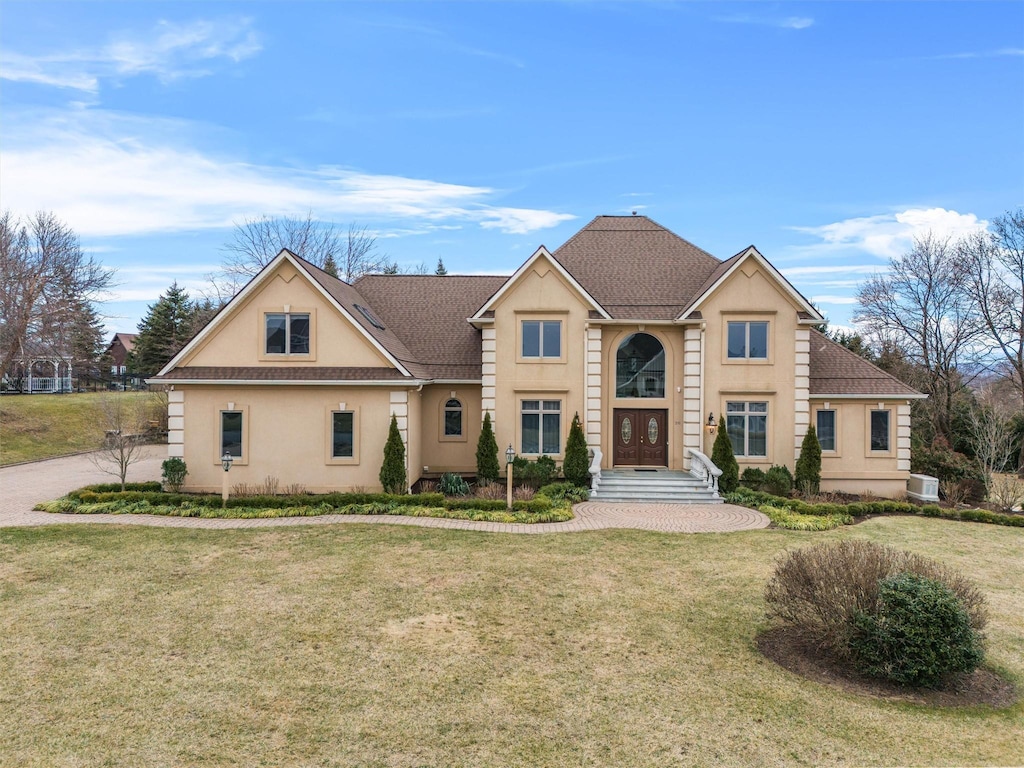 view of front of home featuring a front yard