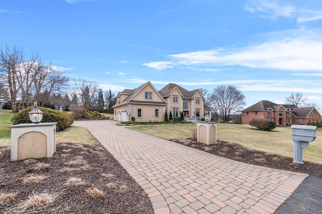 view of front of property featuring a front lawn