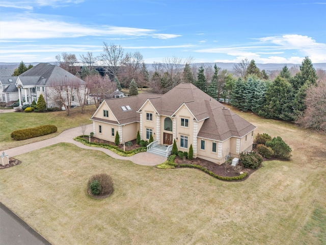 view of front of property featuring a front lawn