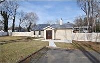 view of front of home with a front lawn