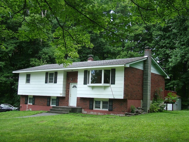 bi-level home featuring a front lawn