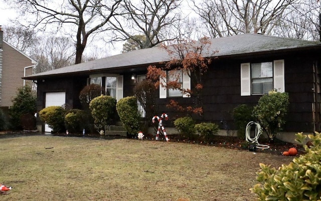 view of front of house with a front lawn