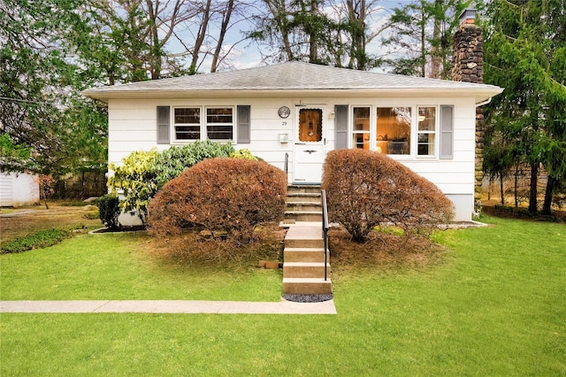 view of front of home featuring a front lawn