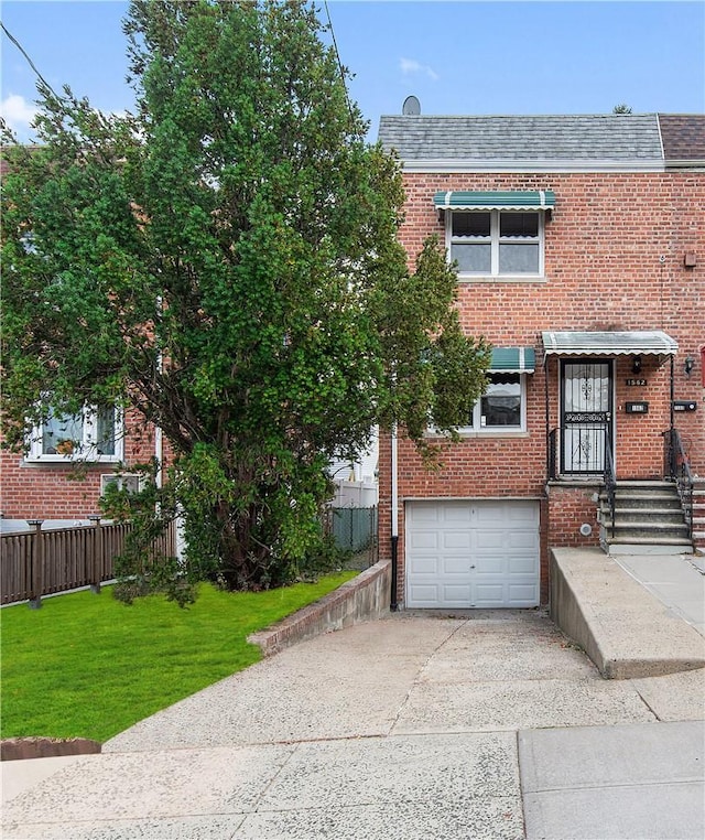 view of front of house featuring a front lawn and a garage