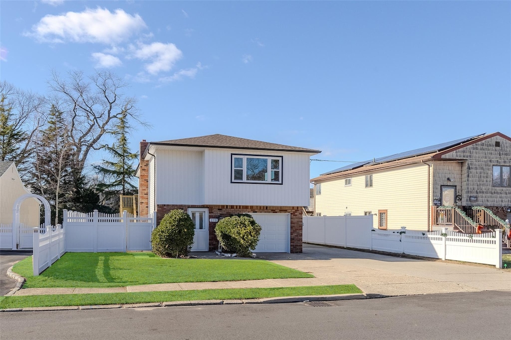 view of front of house featuring a front yard and a garage