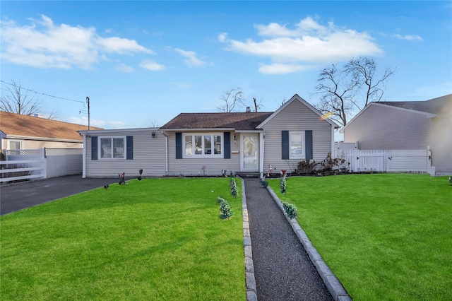 single story home featuring a front lawn