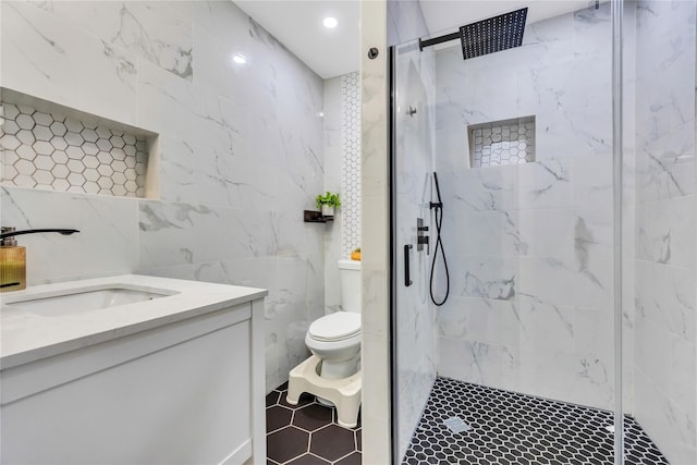 bathroom featuring tiled shower, vanity, and toilet