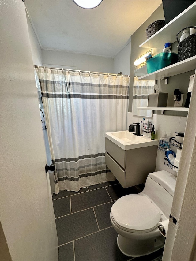 bathroom with a shower with curtain, vanity, and toilet