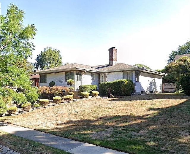 view of front of home featuring a front yard and a garage