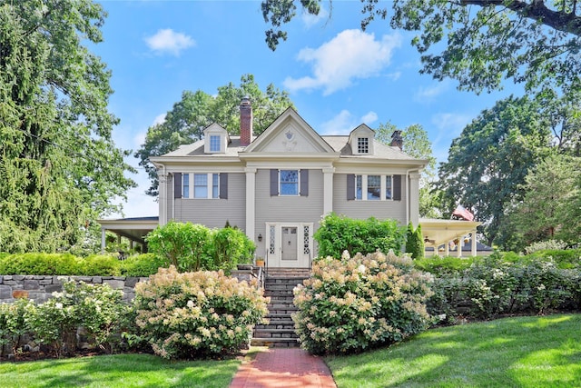 view of front of home featuring a front lawn