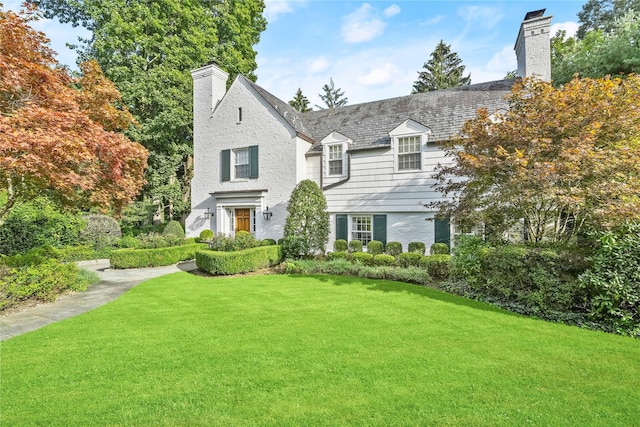 view of front of property featuring a front yard