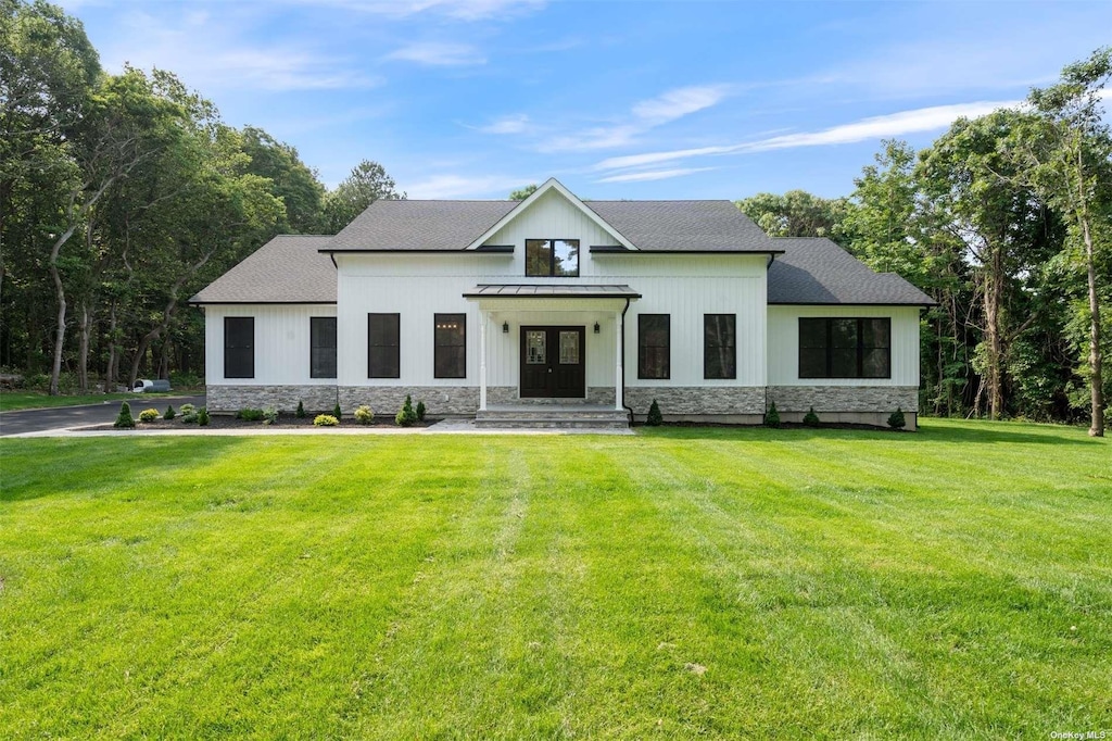 modern inspired farmhouse featuring a front yard