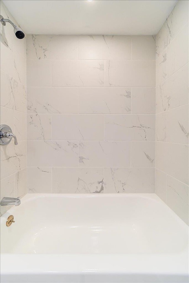 bathroom featuring tiled shower / bath