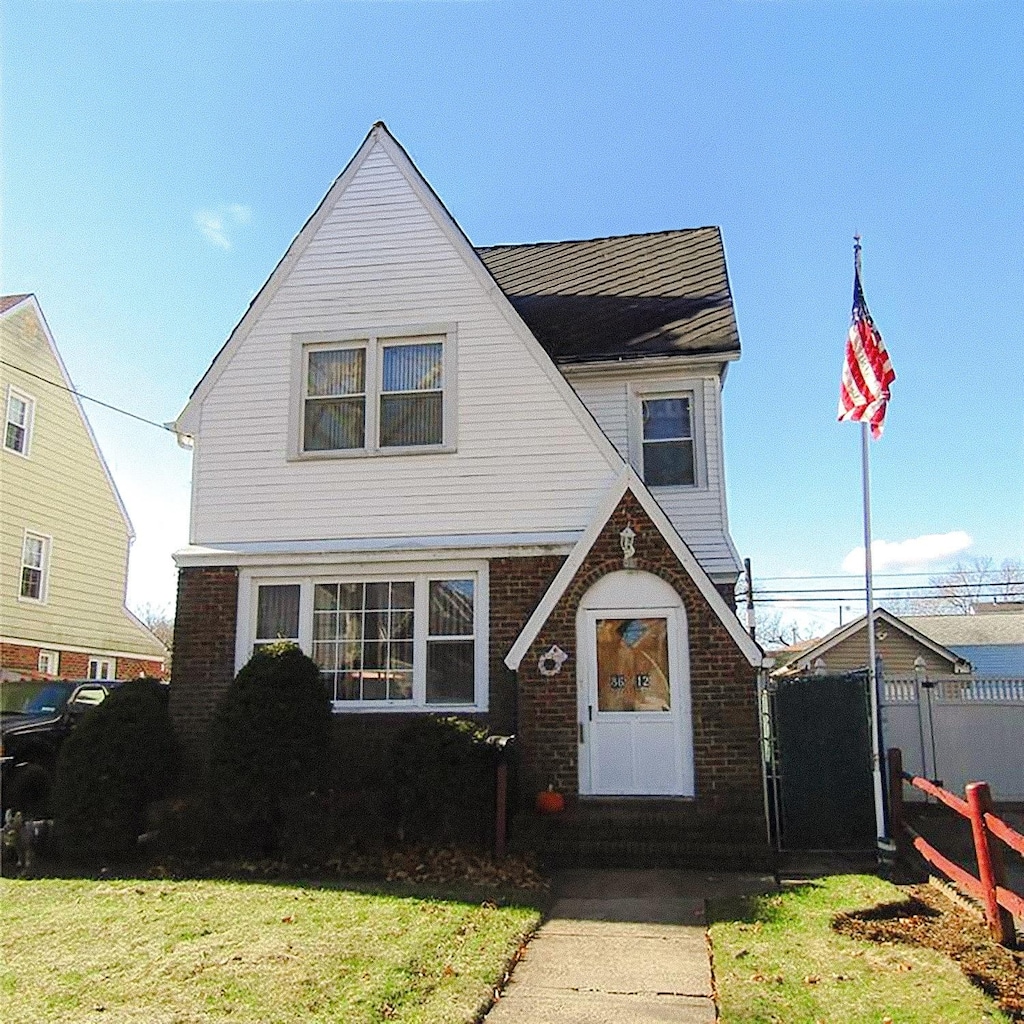 view of front facade with a front lawn