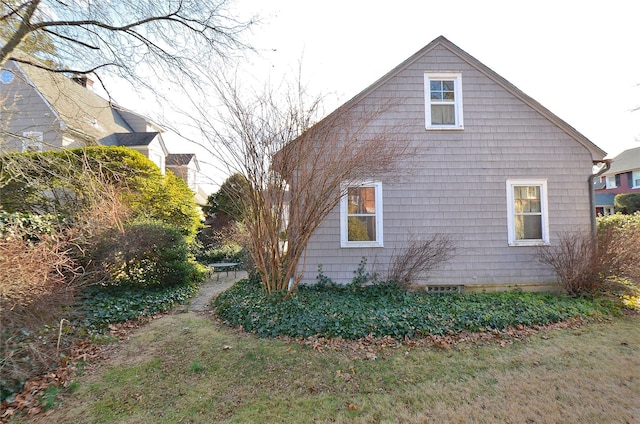 view of side of property featuring a lawn