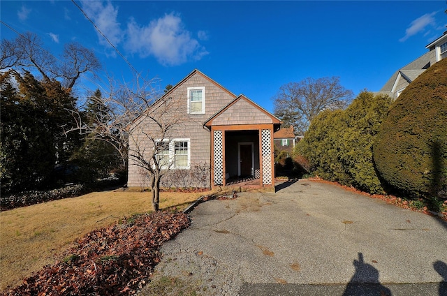 view of front facade featuring a front yard