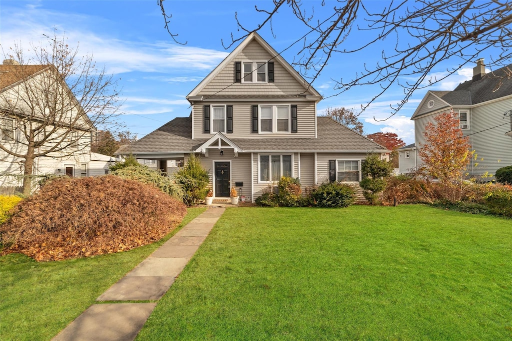 front of property featuring a front lawn