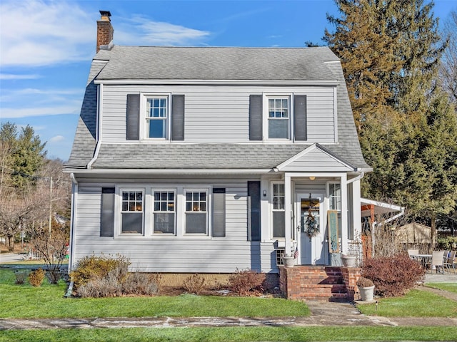 view of front of house featuring a front lawn