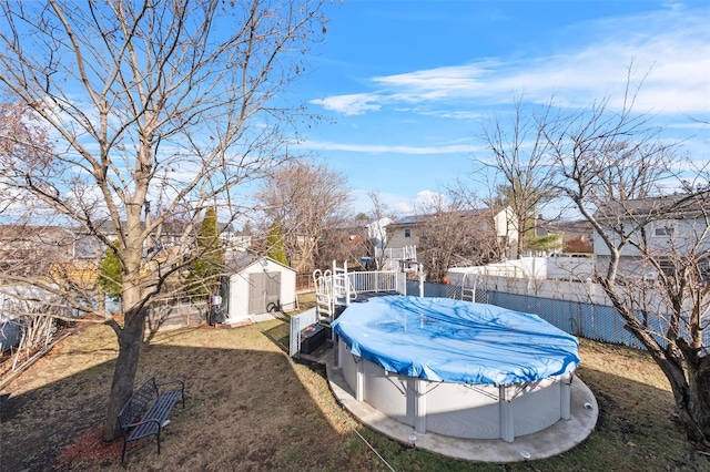 view of yard featuring a shed and a covered pool