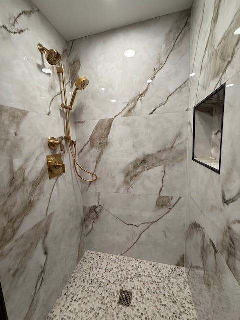 bathroom featuring tiled shower