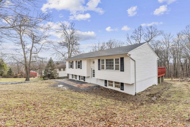 raised ranch featuring a front lawn