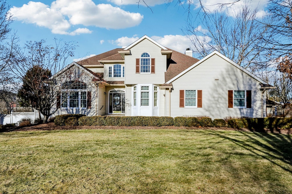 front of property featuring a front lawn