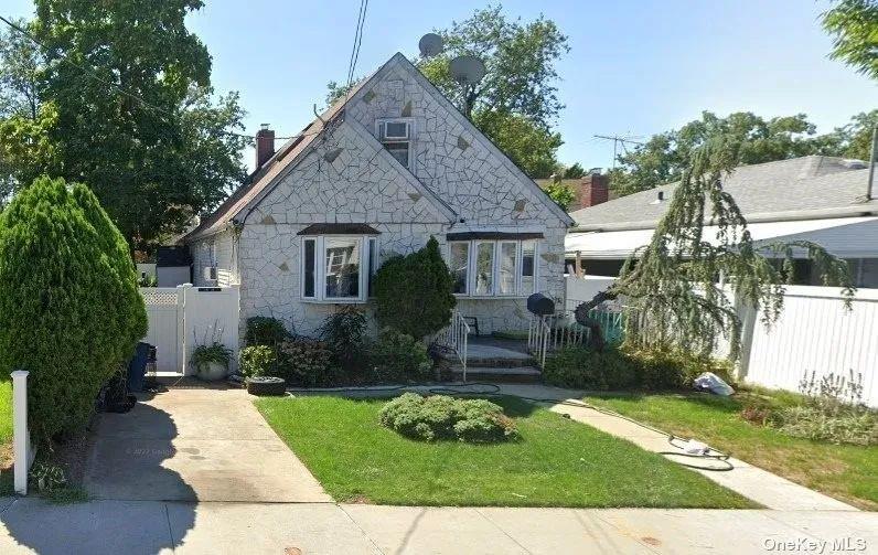 view of front of house featuring a front yard