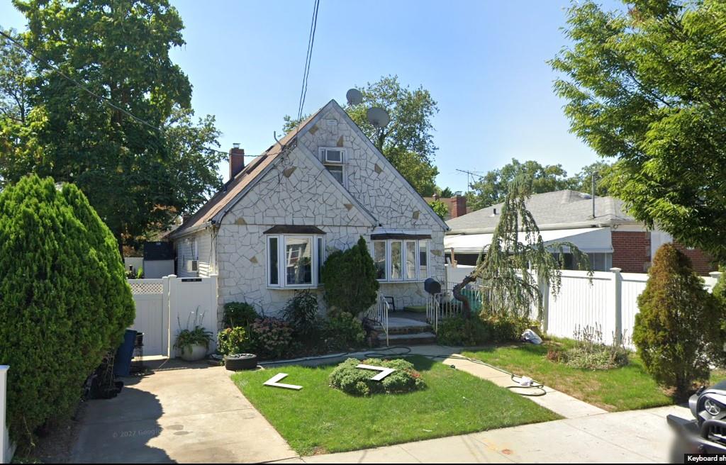 view of front of home with a front yard