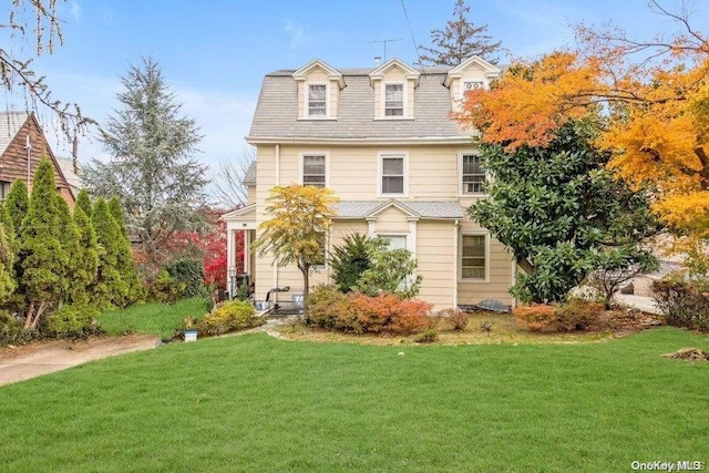 view of front facade with a front lawn