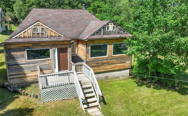 view of front of property with a front yard