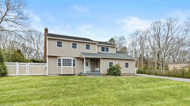 view of front of property featuring a front yard