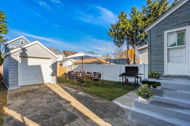 view of yard featuring an outdoor structure and a garage