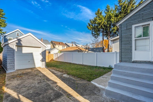 view of yard featuring an outdoor structure and a garage