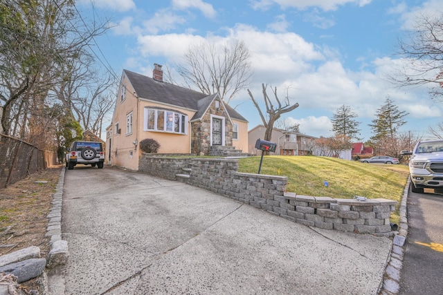 view of front of home featuring a front lawn