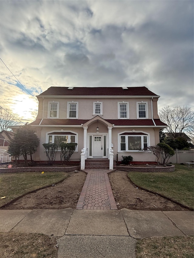 view of front of home featuring a front lawn