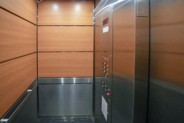 room details with elevator