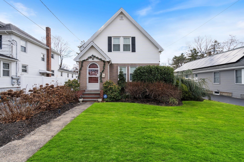 view of front of property with a front yard