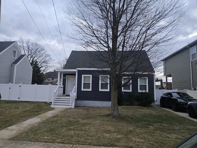 bungalow featuring a front lawn